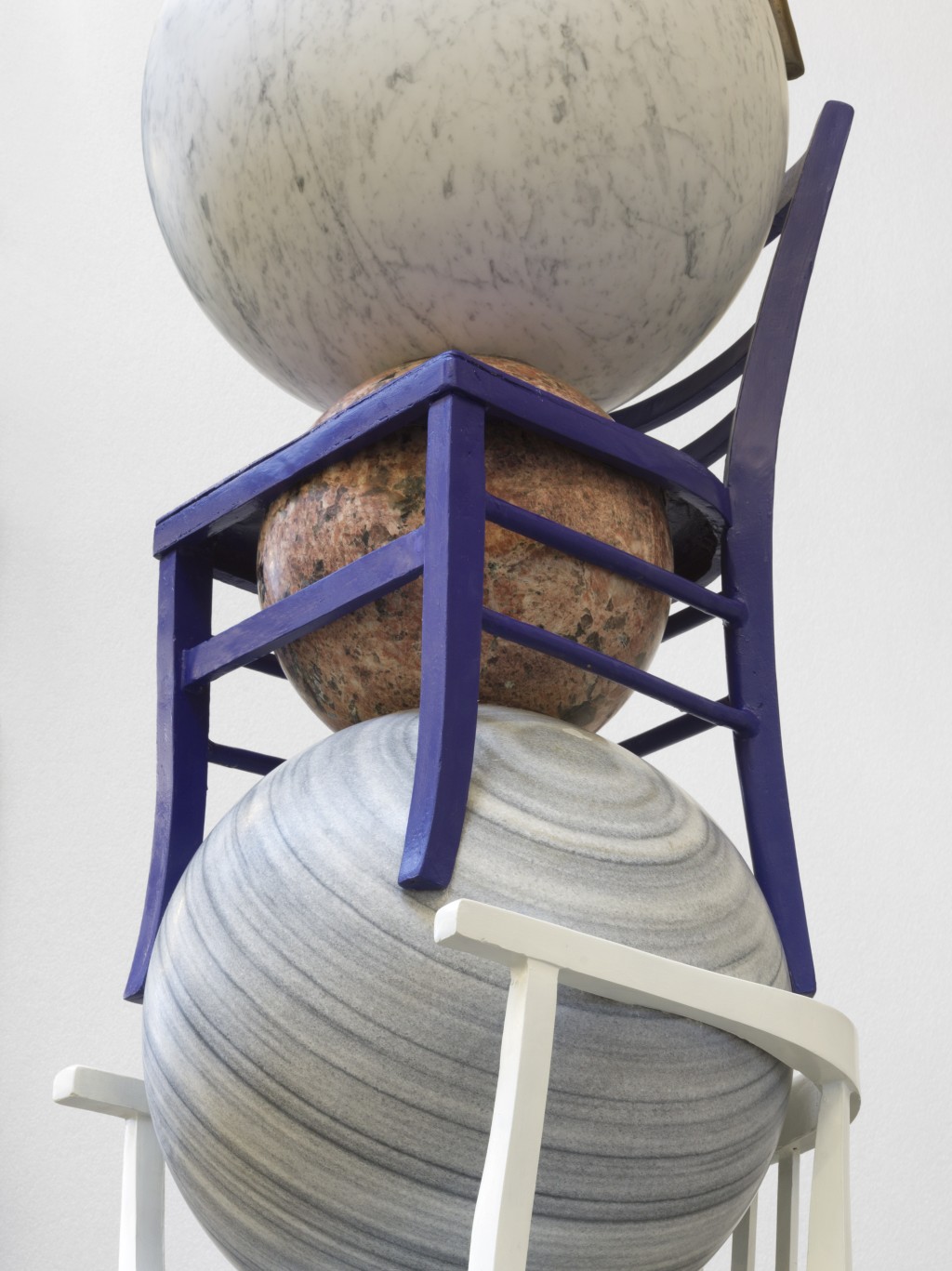 K11 MUSEA海濱長廊展示藝術家Alicja Kwade的雕塑作品《世界的秩序（圖騰）》。（鳴謝藝術家及佩斯畫廊；Roman März攝影）