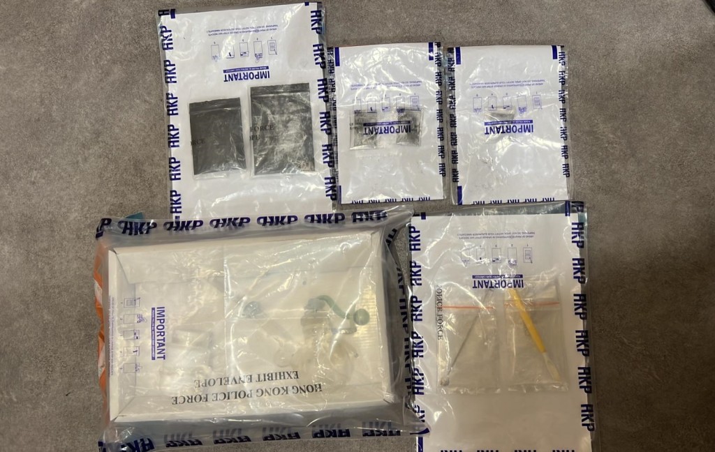 警方於單位內檢獲18克「冰」毒及吸食工具。警方提供圖片