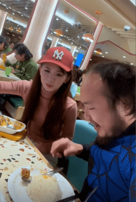 阿秋与一名女子在茶餐厅品尝香港地道美食。抖音截图