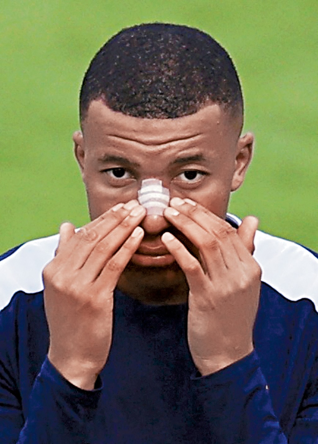 麦巴比已重投操练，鼻梁位置用绷带包扎。