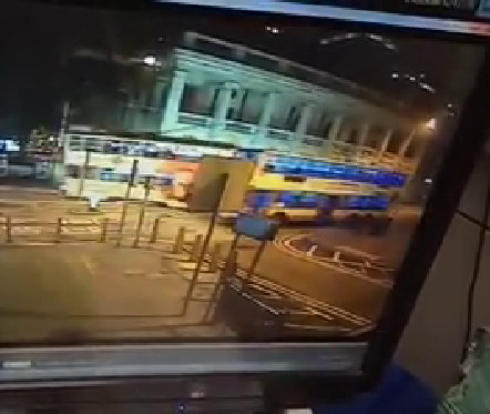 巴士經過後,電車翻側。