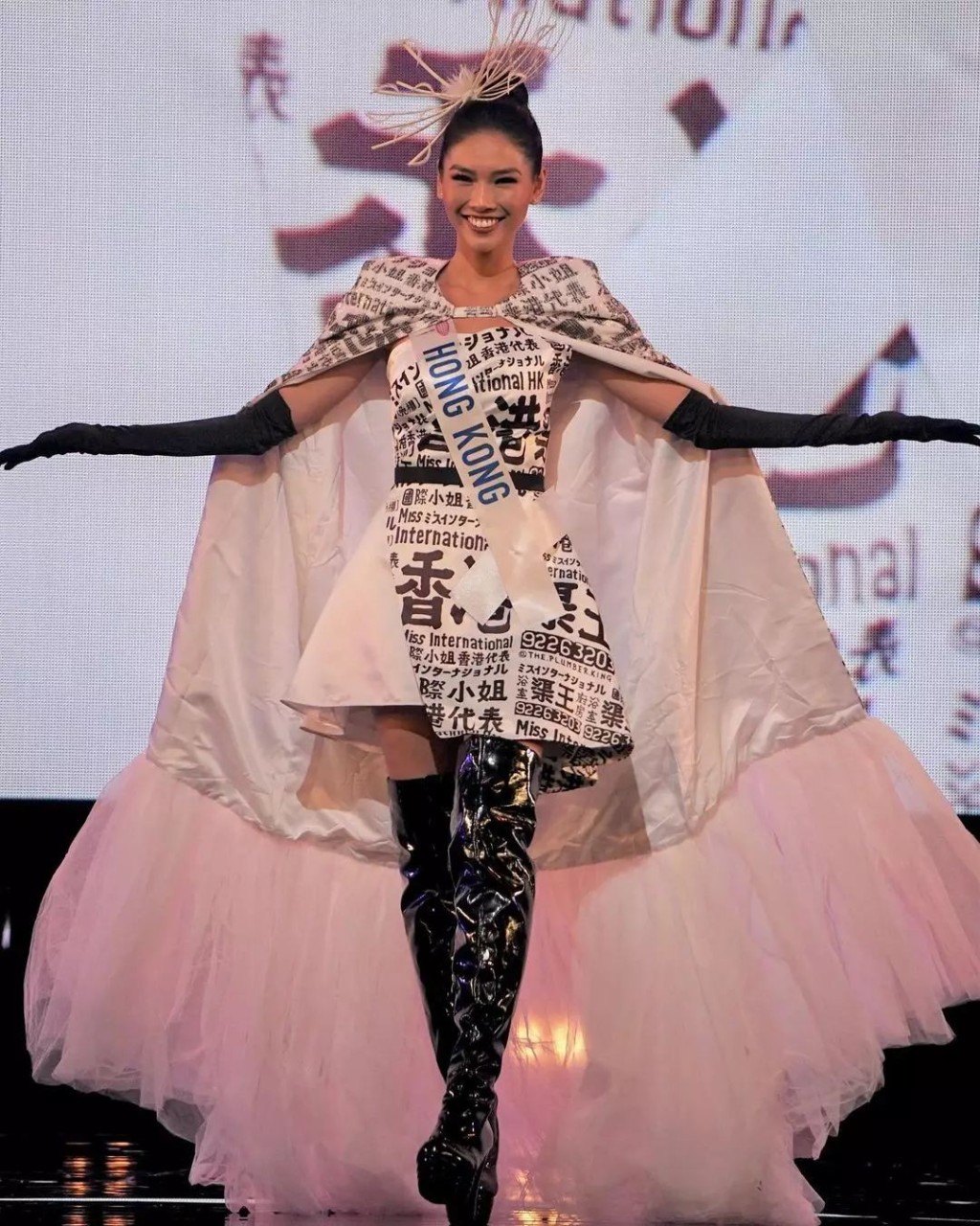 上届国际小姐香港代表凌菀蔚所穿的，以黑白街招广告作为设计意念。