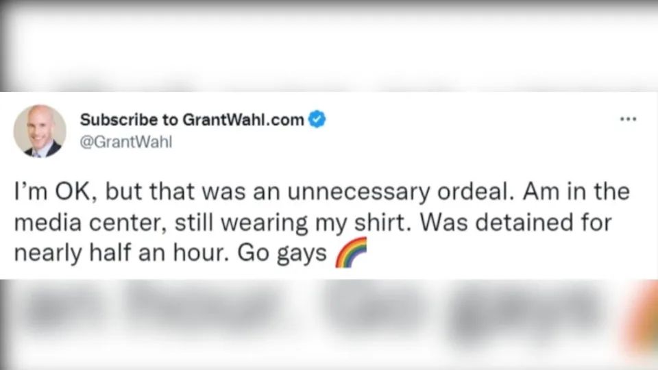美国足球记者瓦尔网上发文称穿戴彩虹服饰一度被拒入场。