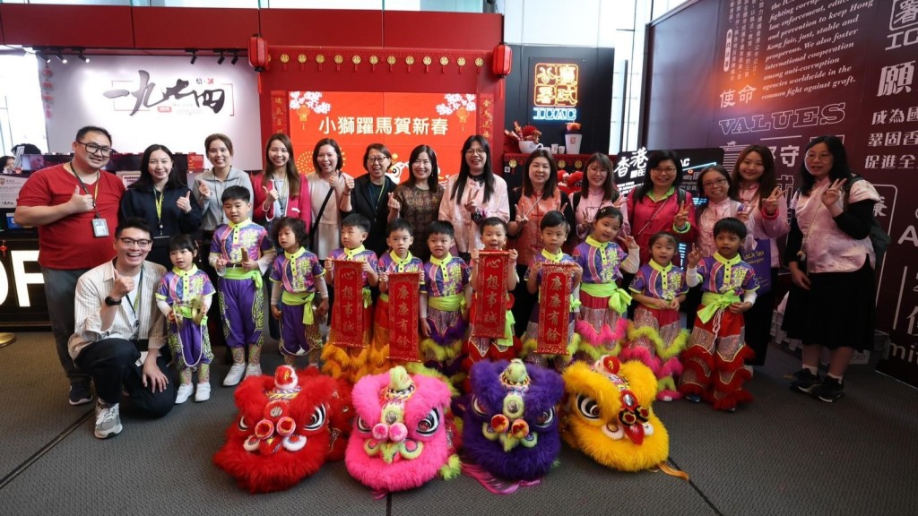 廉署今日特别邀请基督教乐道幼稚园学生到“一九七四”咖啡厅进行别出心裁的醒狮表演，推广中国传统贺岁文化及宣扬诚实廉洁等价值观。
