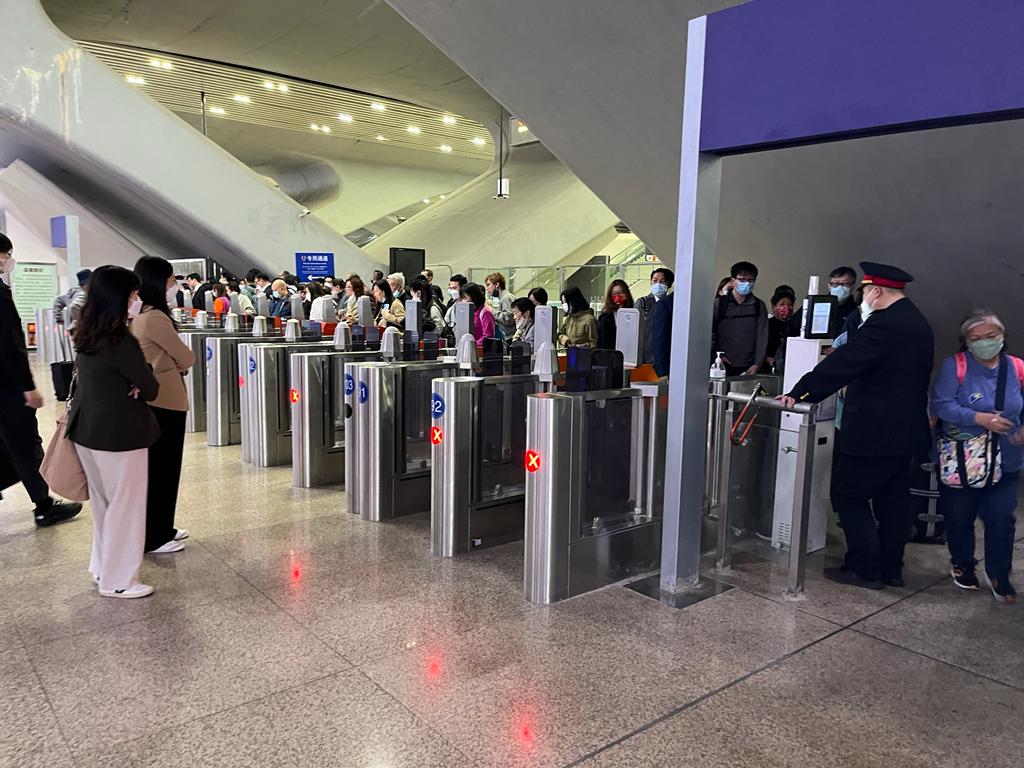 田北辰去信促请内地当局改善高铁站设施，方便乘客通行。田北辰facebook图片