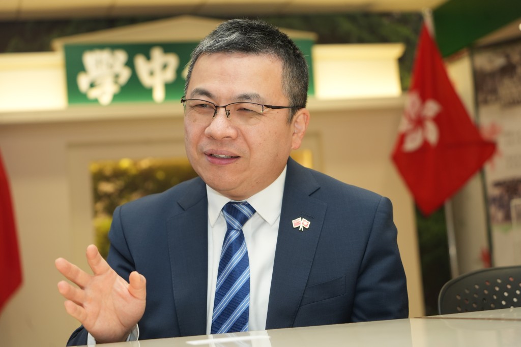 伍焕杰目前是培侨中学校长、教联会副会长。吴艳玲摄