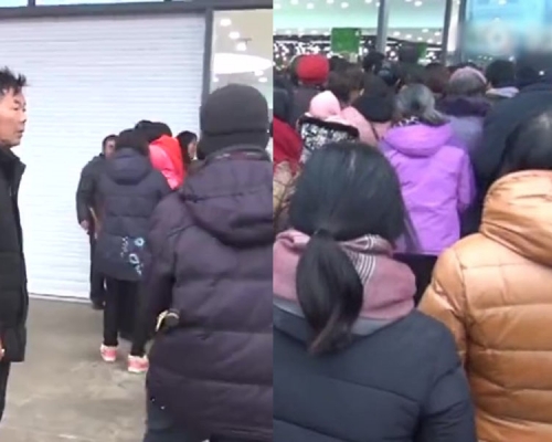 排队的群众将超市门口塞到水泄不通（右）；因人太多数分钟后，超市决定落闸（左）。（网图）
