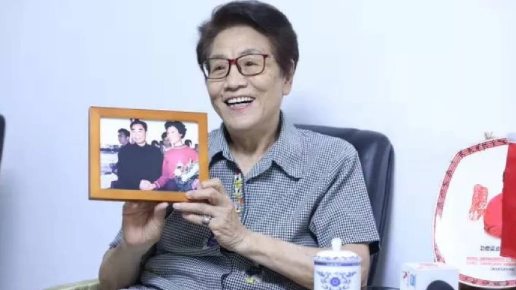 跳高名将郑凤荣生前展示与已故总理周恩来的合照。澎湃新闻