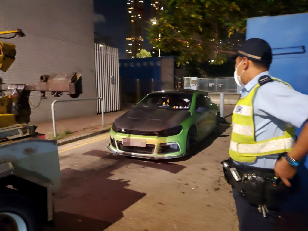 警方將私家車拖走檢驗。