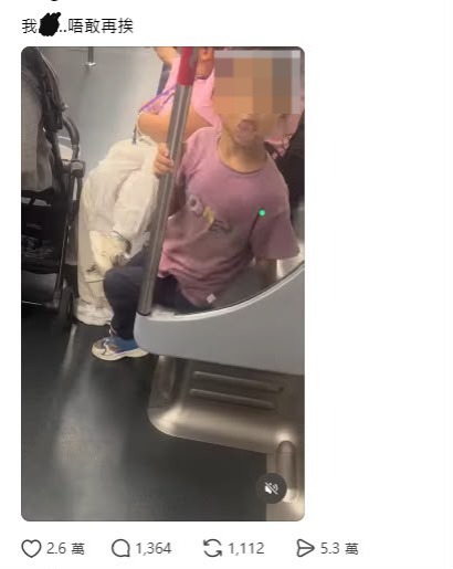 一名網民近日在threads貼片,分開男童在港鐵車廂內舔玻璃。(圖:hin_0504@threads) 一名網民近日在threads貼片,分開男童在港鐵車廂內舔玻璃。(圖:hin_0504@threads)