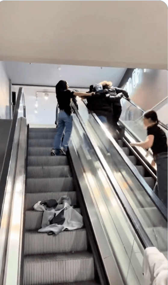 女店員對歹徒上演電梯追截戰。