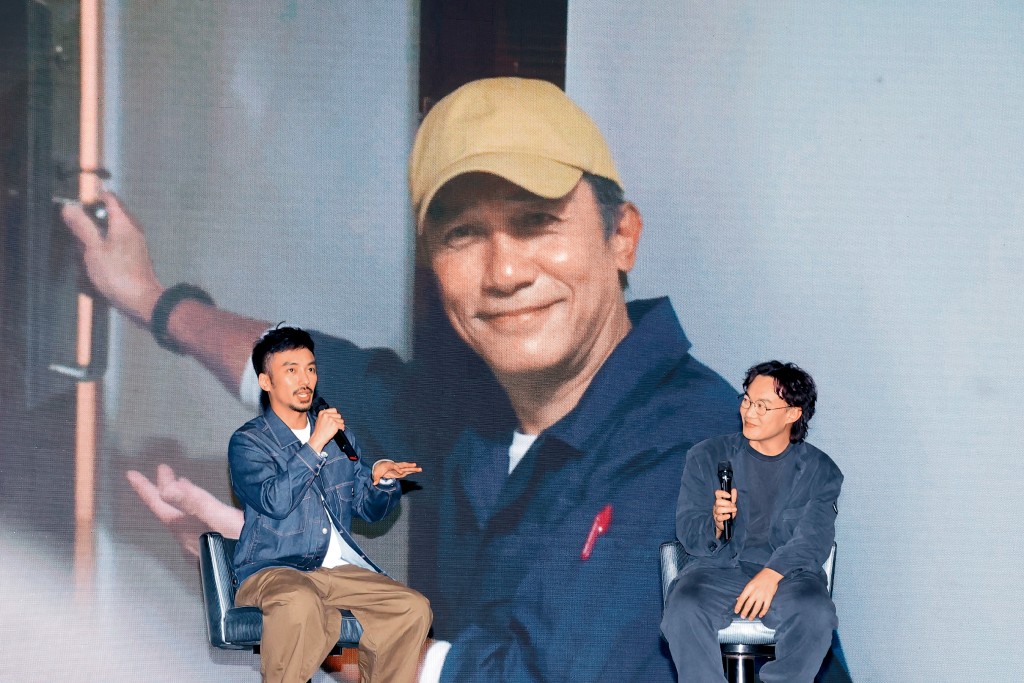 陳奕迅(右)跟MV導演張傑邦分享拍攝過程趣事。