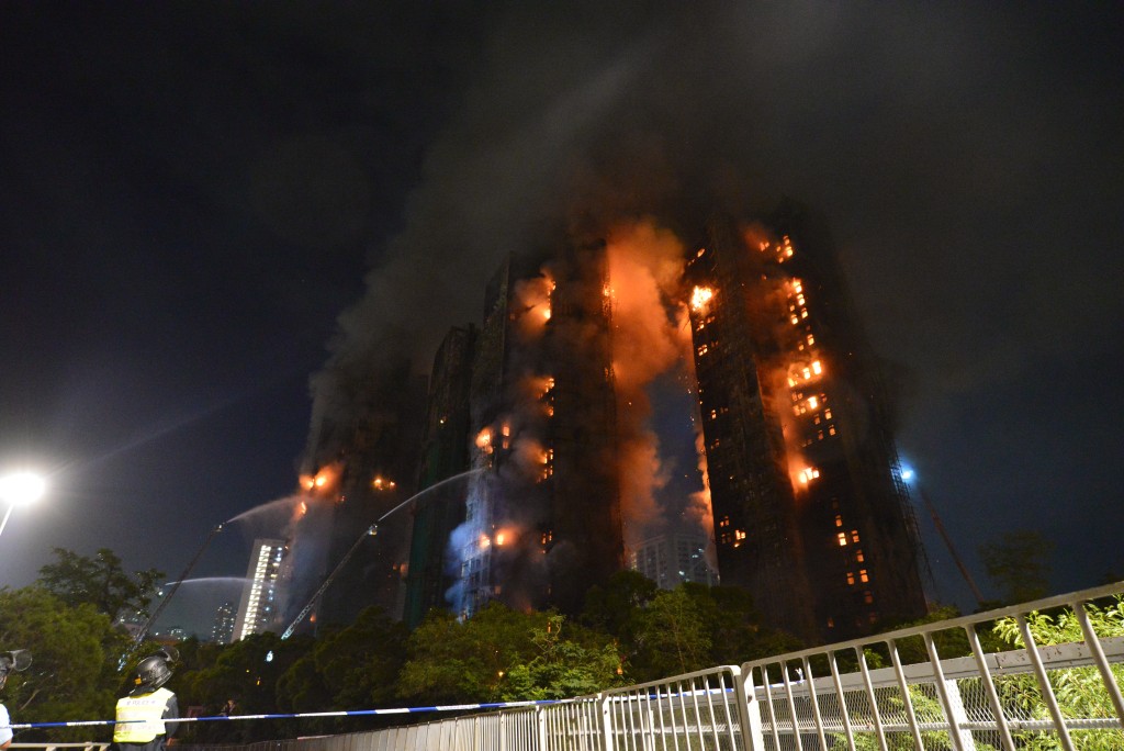 查理斯同時讚揚在今次大火中展現勇氣的救援人員，特別提及不畏險境、日夜搜救的消防隊伍。