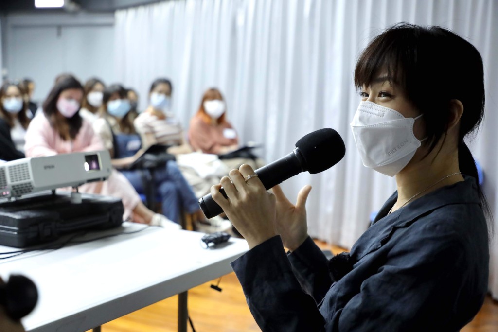 嘉欣鼓勵新入行服指要在劇本中找出暗示 以理由說服演員接納建議。