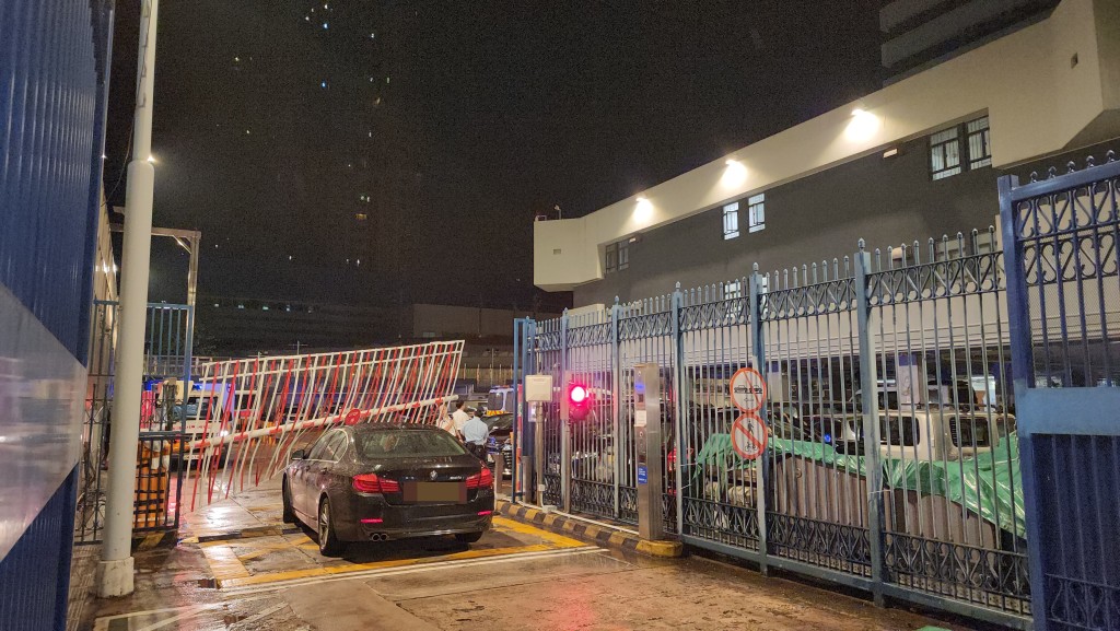 一輛寶馬私家車懷疑蓄意撞向車閘。 一輛寶馬私家車懷疑蓄意撞向車閘。