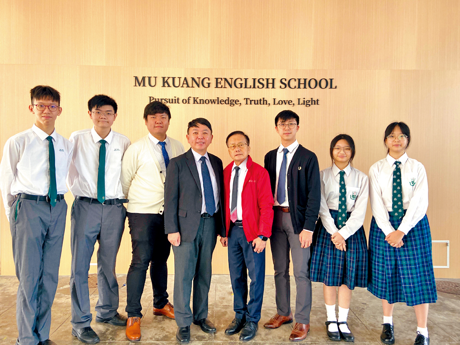 張永豐表示，學校期望為較基層的學生提供中學文憑試以外的公開試選擇，提升學生升讀大學的機會。旁為區啟光。