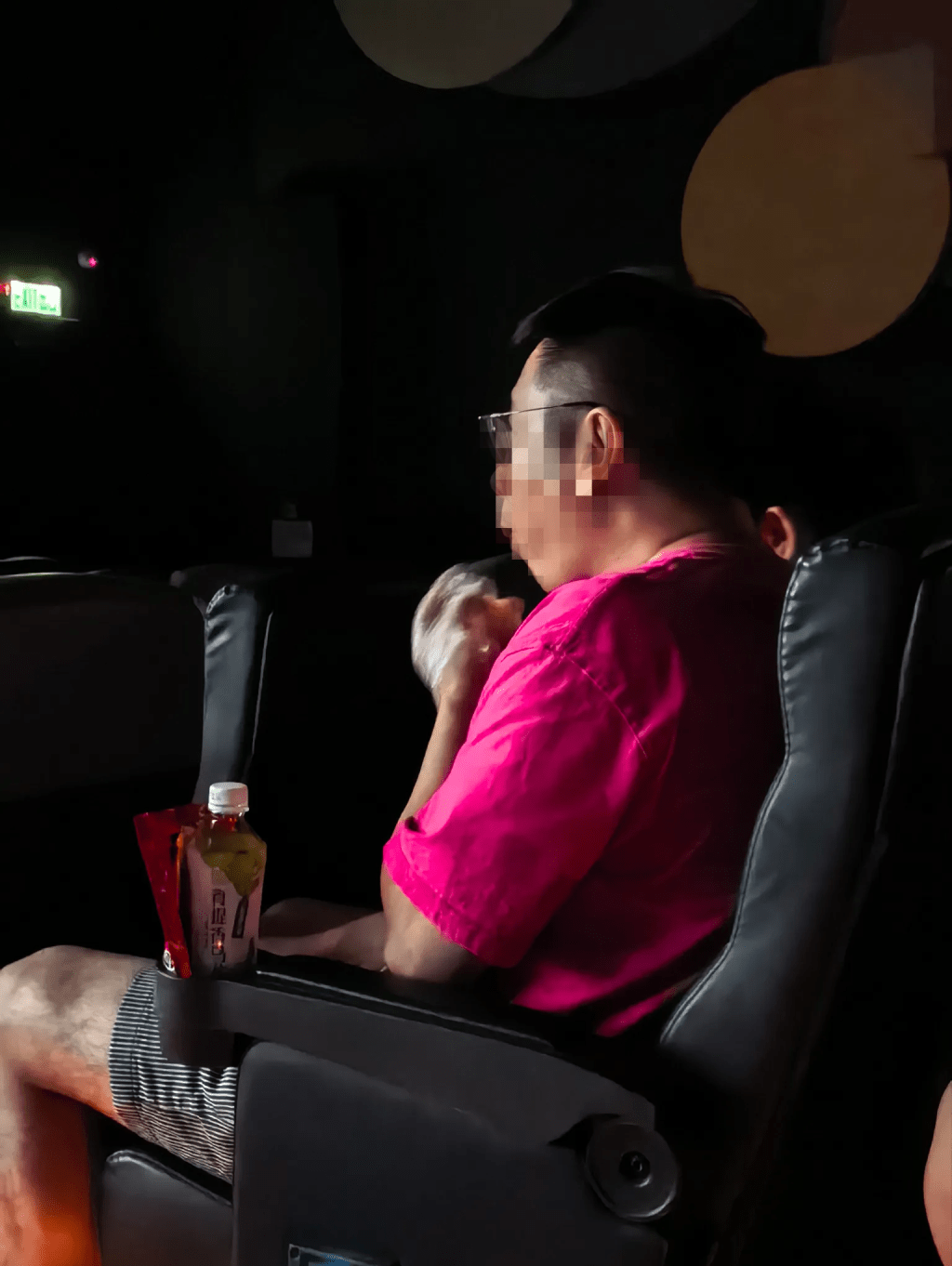 事主描述當時情景，「佢仲有備而嚟，戴晒手套喺度食」。（圖片來源：Threads截圖）