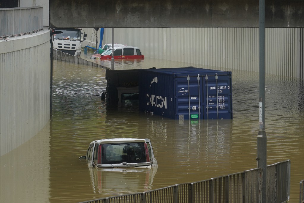 南运路水浸几乎淹没汽车。叶伟豪摄