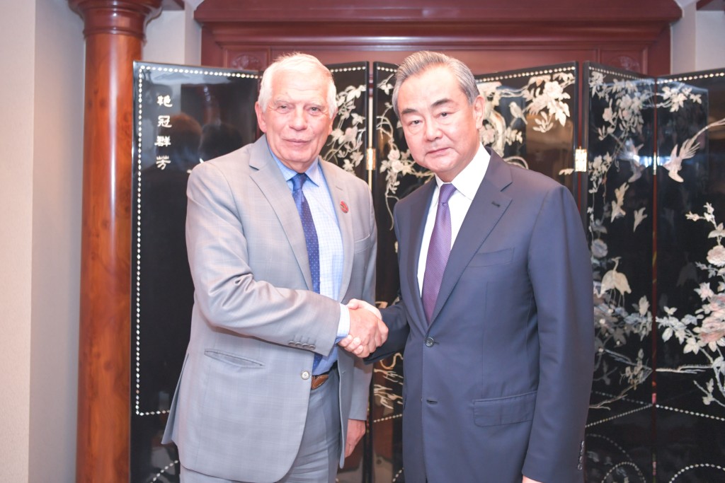 中央外辦主任王毅（右）7月14日在印度尼西亞雅加達應約會見歐盟外交與安全政策高級代表博雷利。新華社圖片