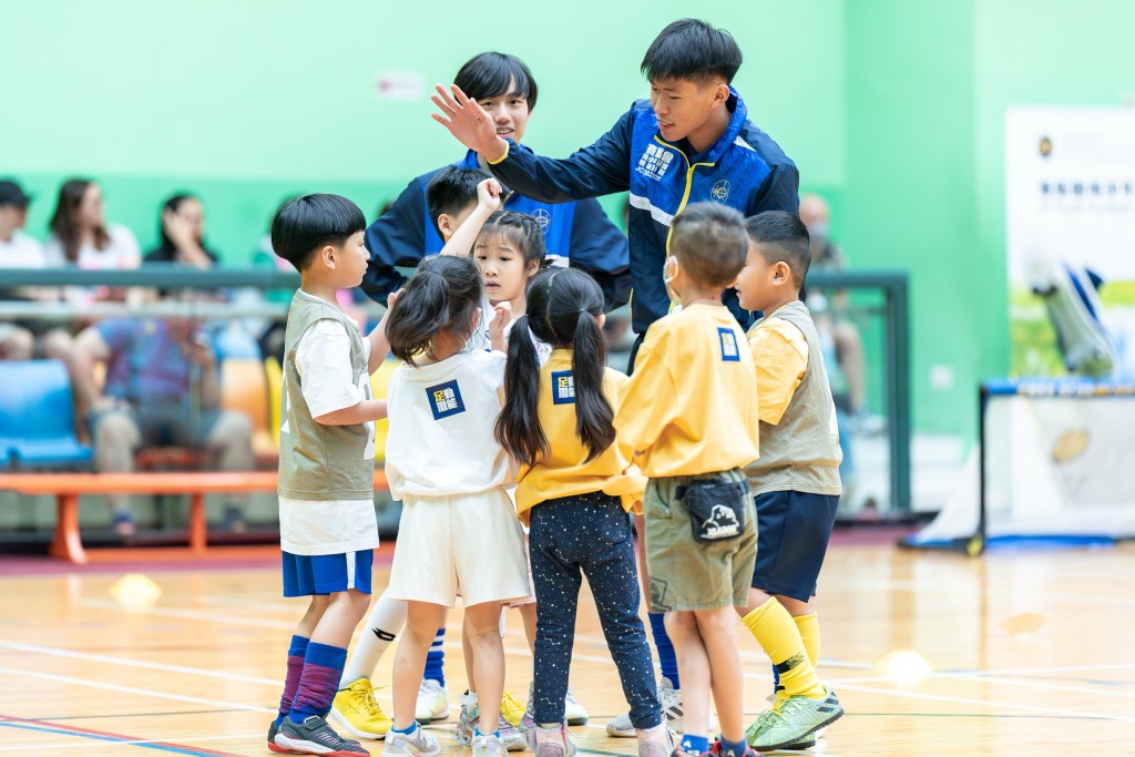 學員籌辦社區足球嘉年華，將他們在計劃中所學的技能回饋社區。