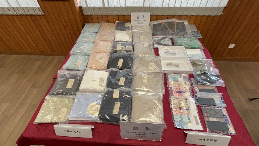 警方起回70件衣物。楊偉亨攝