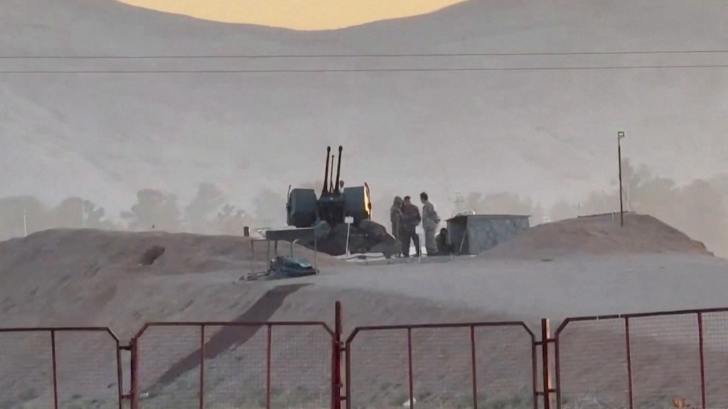 伊朗軍事人員在伊斯法罕扎爾丹詹地區一處核設施前站崗。 路透社