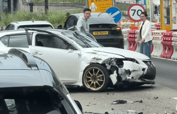 肇事私家車車頭損毀。fb：上水人大聯盟