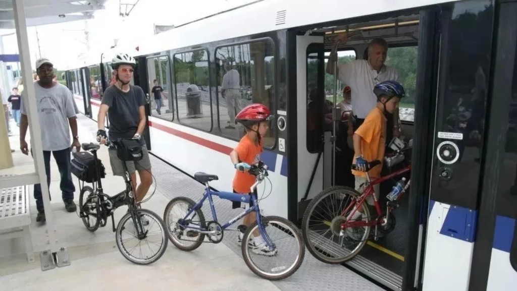 很多国家都准许乘客携带摺叠单车登地铁。