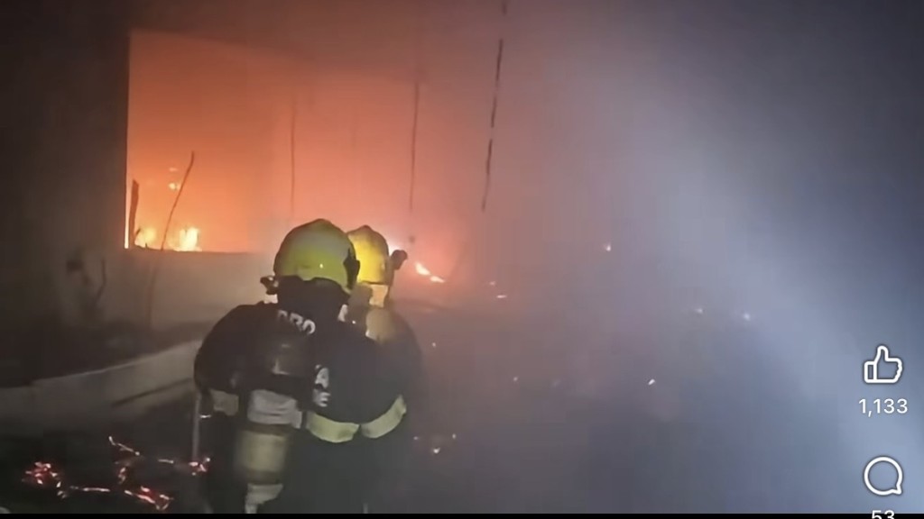 消防员在屋顶救火。 fb / Fire & Rescue Thailand