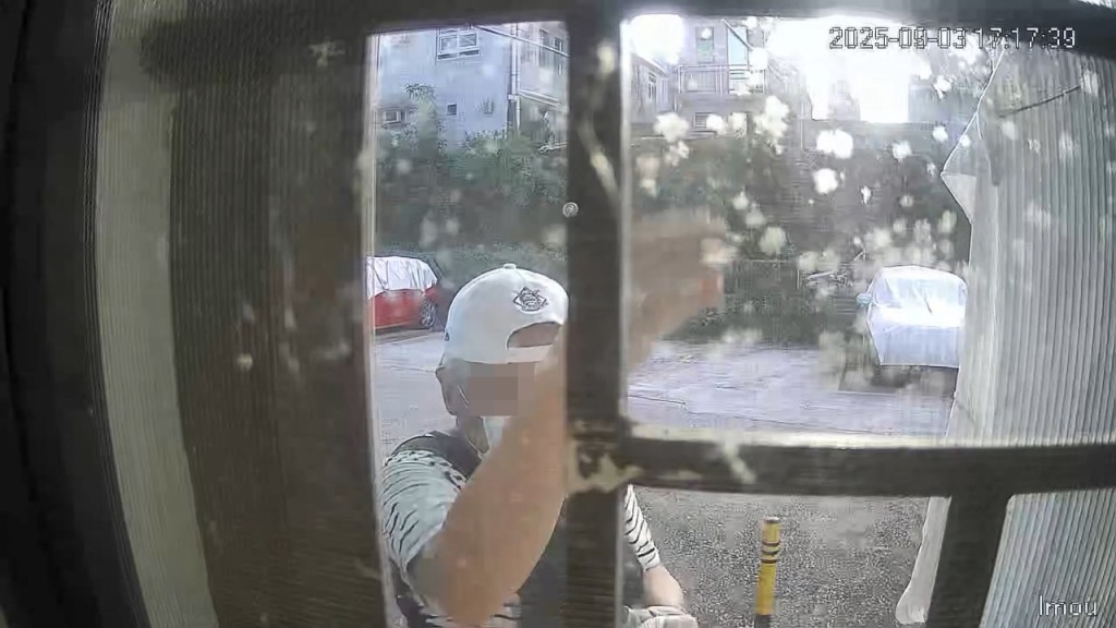 一名身穿間條上衣的男子偷走掛在屋外的一件衫及一條褲。FB「錦上路之友」片段截圖 一名身穿間條上衣的男子偷走掛在屋外的一件衫及一條褲。FB「錦上路之友」片段截圖