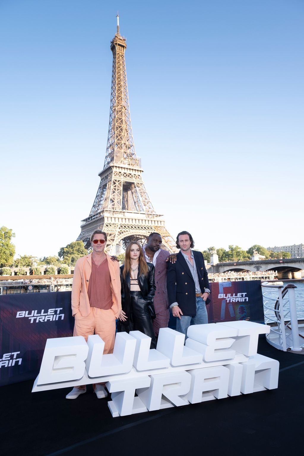 與戲中演員在巴黎鐵塔前留影。