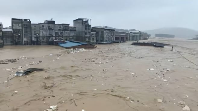 廣西暴雨成災，橫州六藍水庫決堤。抖音