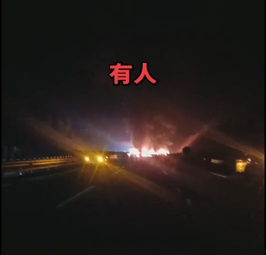 湖南運煙花貨車翻側起火，導致8車「串燒」2人受傷。
