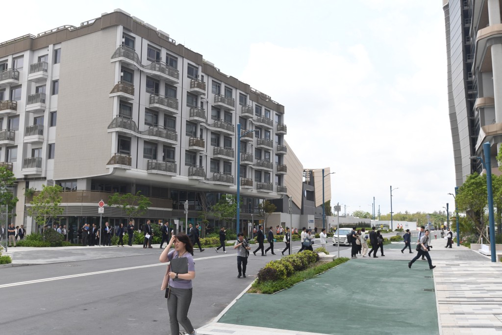 議員們今早再考察北部都會區的河套香港園區。 議員們今早再考察北部都會區的河套香港園區。