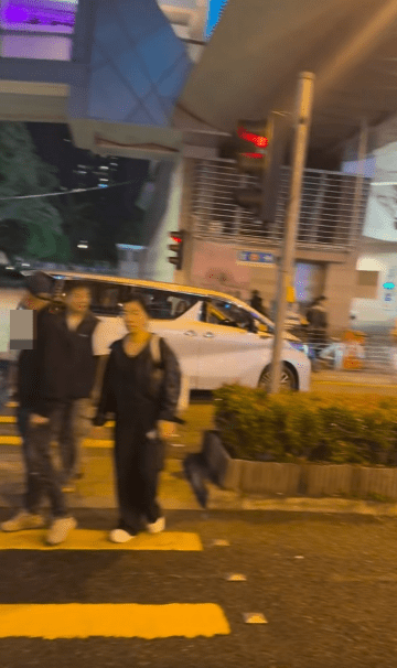 七人車隨後沿楊屋道往荃灣廣場方向加速駛去。fb「馬路的事」群組