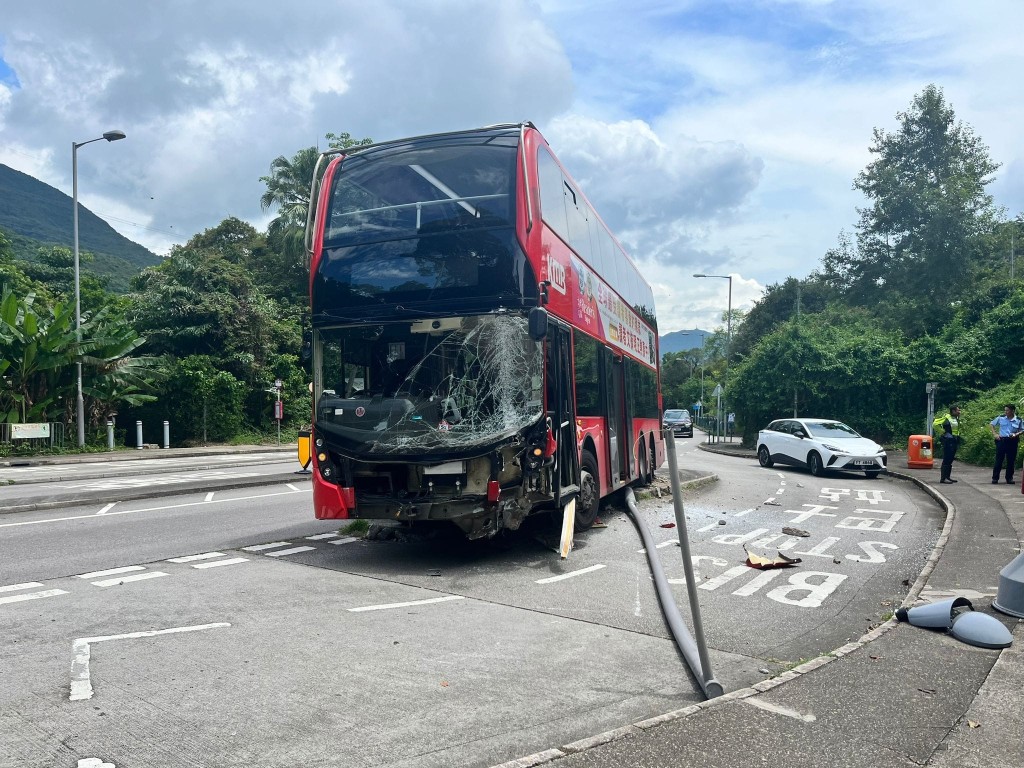 巴士撞毀燈柱及路牌。