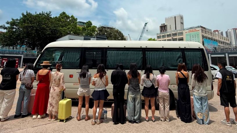 警聯同入境處元朗掃黃拘20名內地女子。資料圖片