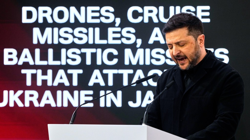 澤連斯基指出，在戰事未停的情況下難以推動民主程序。 美聯社