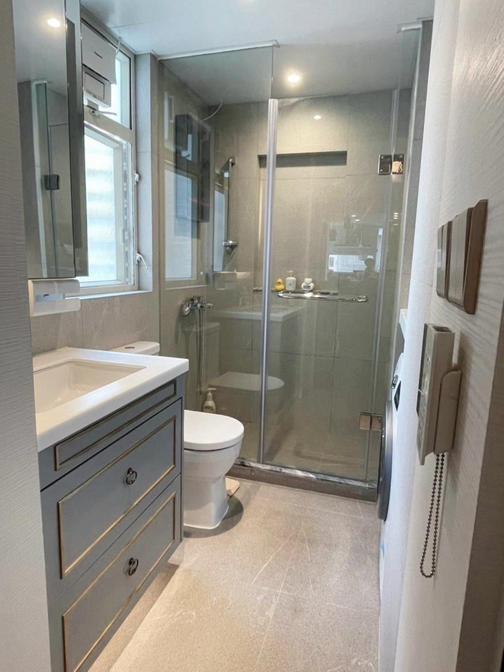 浴室為明廁設計，有助排走濕氣。