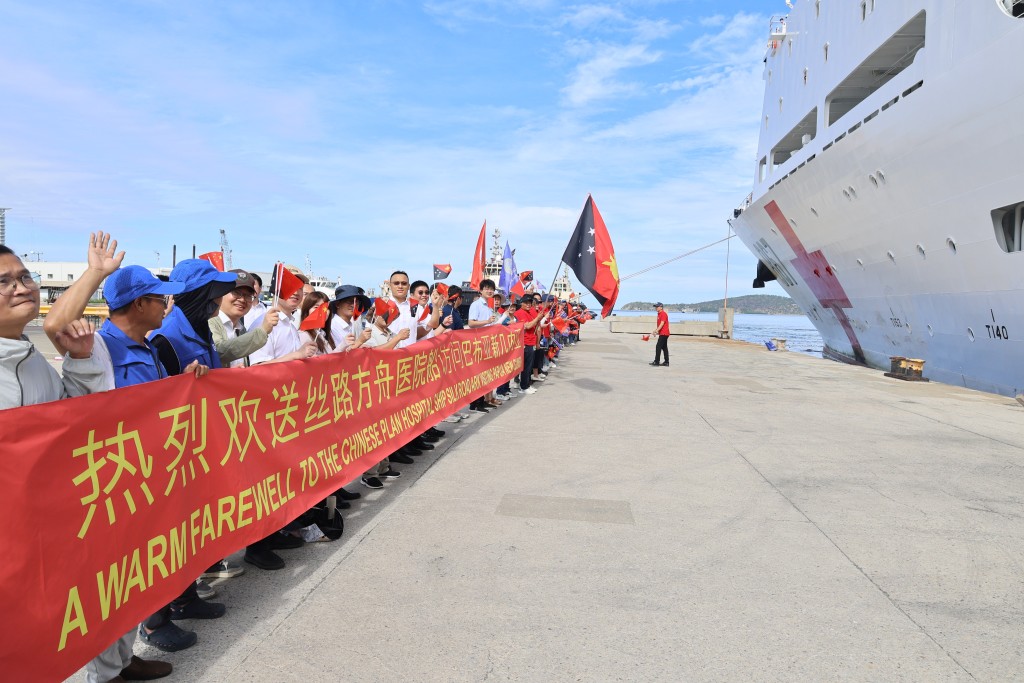 “丝路方舟”医院船归国，完成历时234天破纪录的“和谐使命”任务。新华社