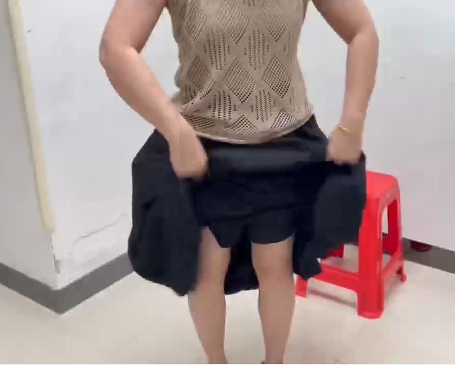 女旅客經羅湖海關北上時，被海關揭發在裙內藏著229條活魚。海關發布