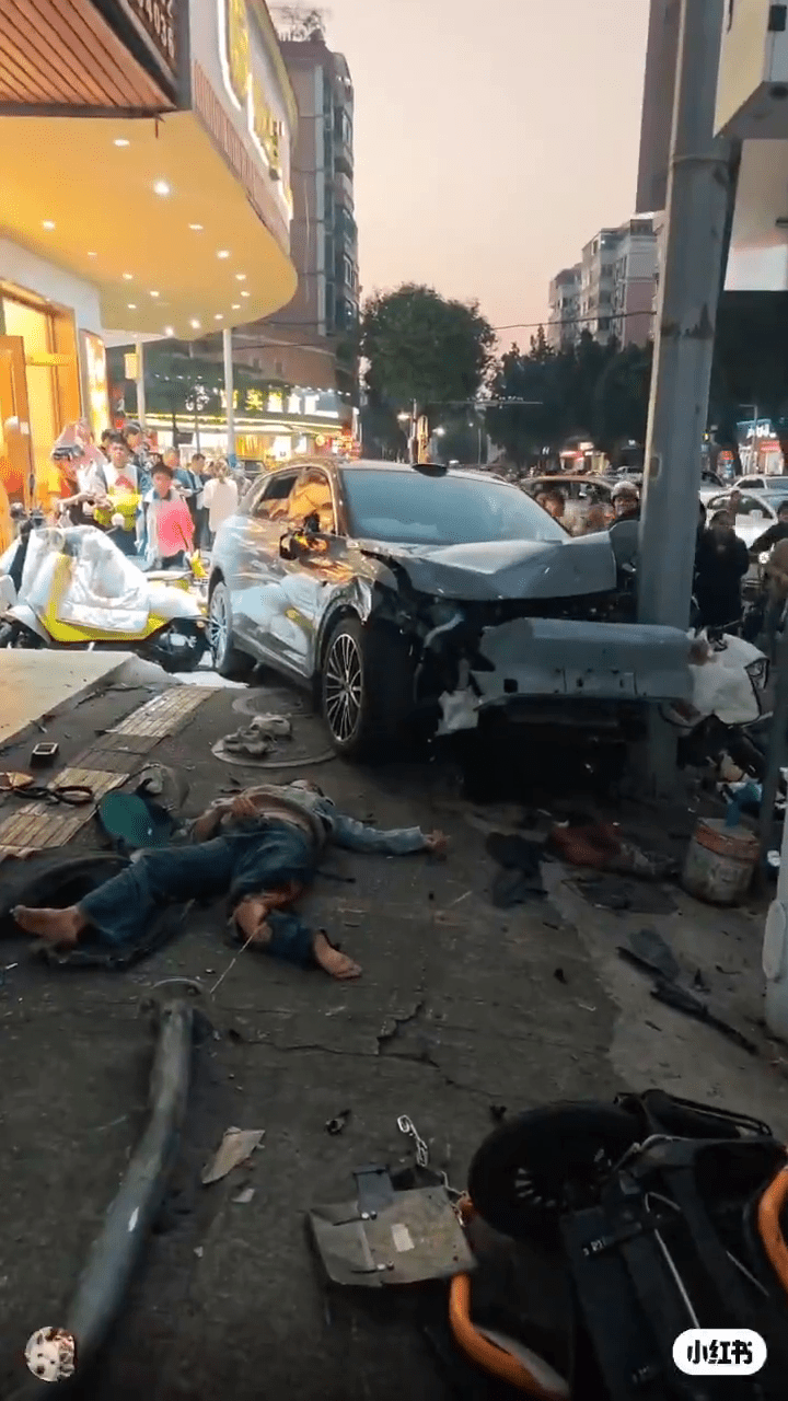 網片顯示，汽車剷上行人路撞上燈柱。