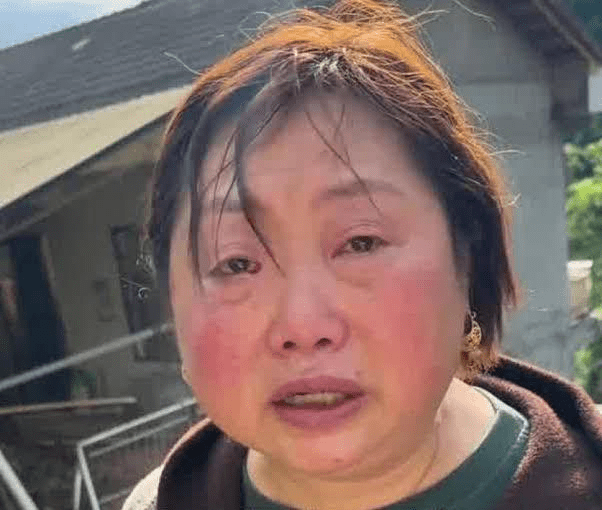 女干部连日救灾声沙眼肿，接受央视访问时，网民却错重点抨击戴金耳环。 央视