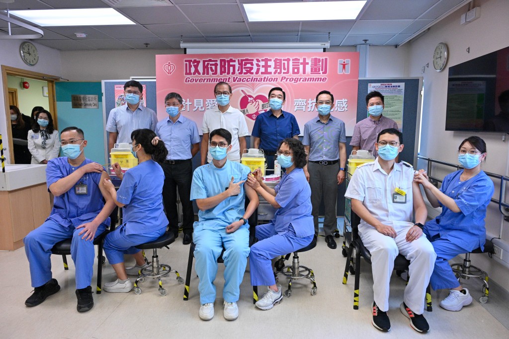 盧寵茂（後排左三）陪同前線醫護人員在西灣河普通科門診診所接種季節性流感疫苗。政府新聞處圖片
