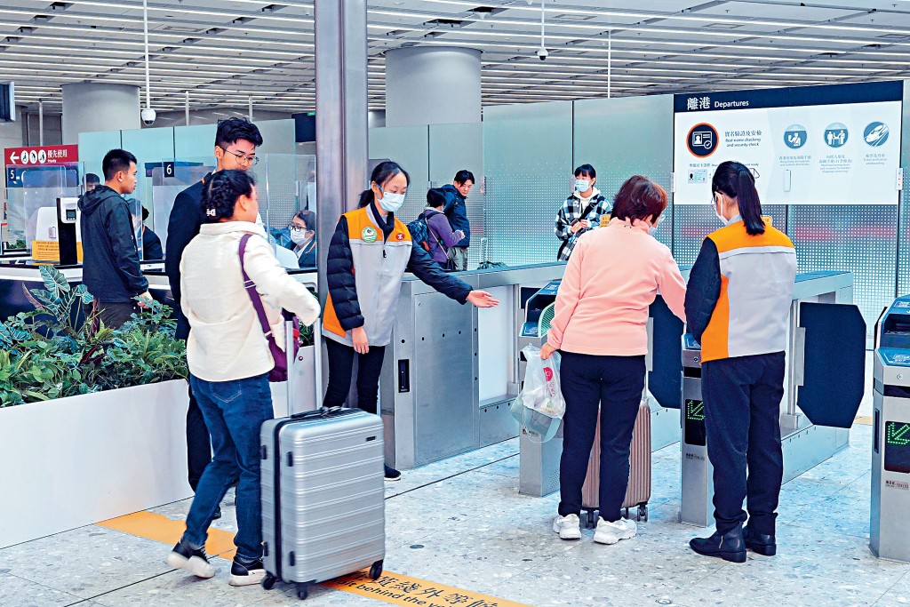 港鐵安排學生體驗多個工作崗位,包括到高鐵西九龍站當客戶服務員。