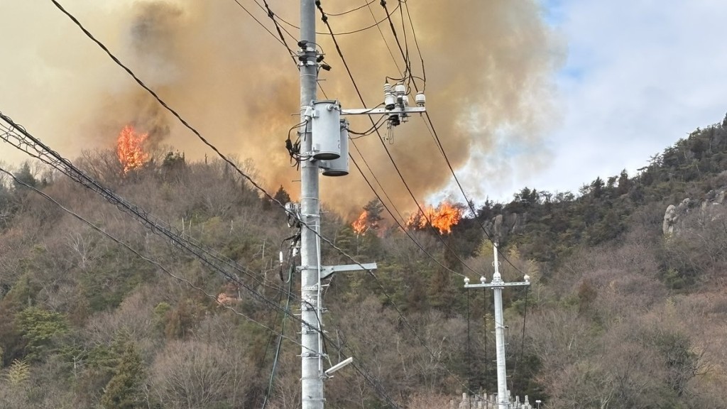 日本廣島疑因自衛隊訓練引發山林大火。 X