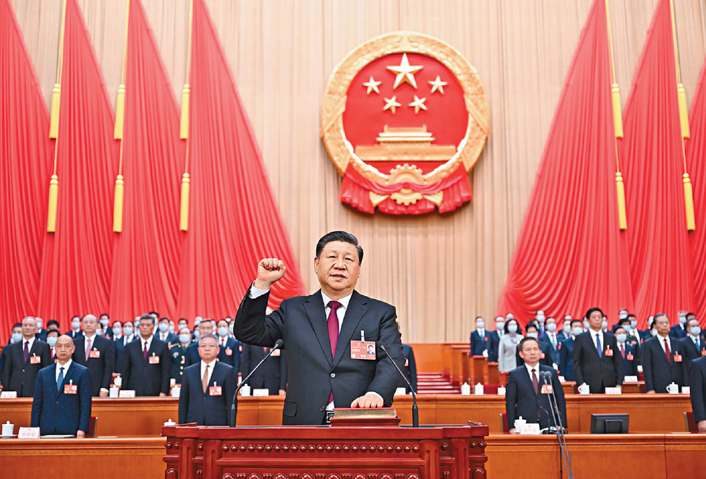 ■中共總書記習近平以全票當選,連任國家主席及中央軍委主席,握拳宣誓。
