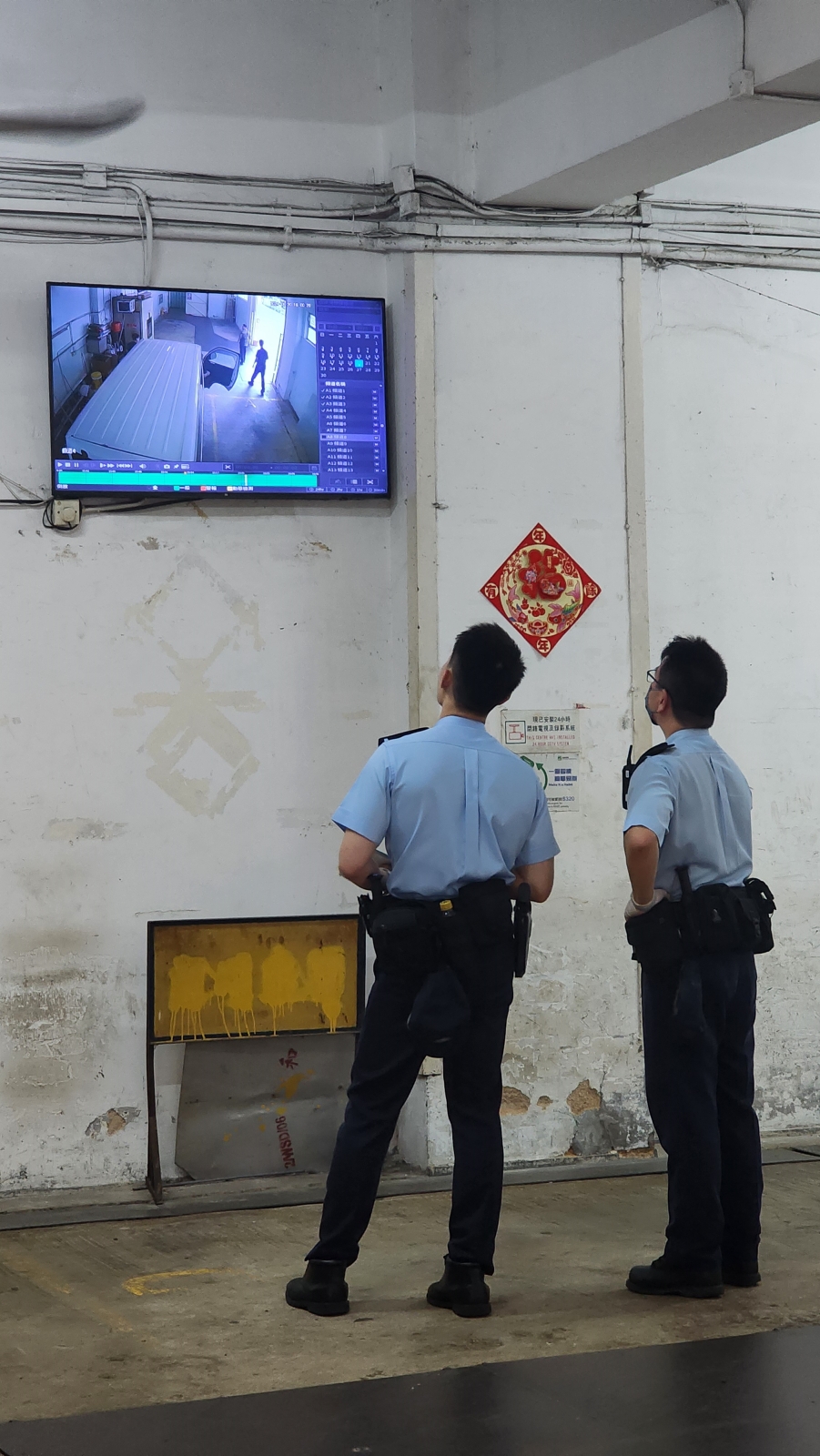 警员翻看闭路电视。