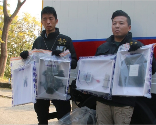 警方現場還檢獲防彈衣,防毒面具及少量化學品