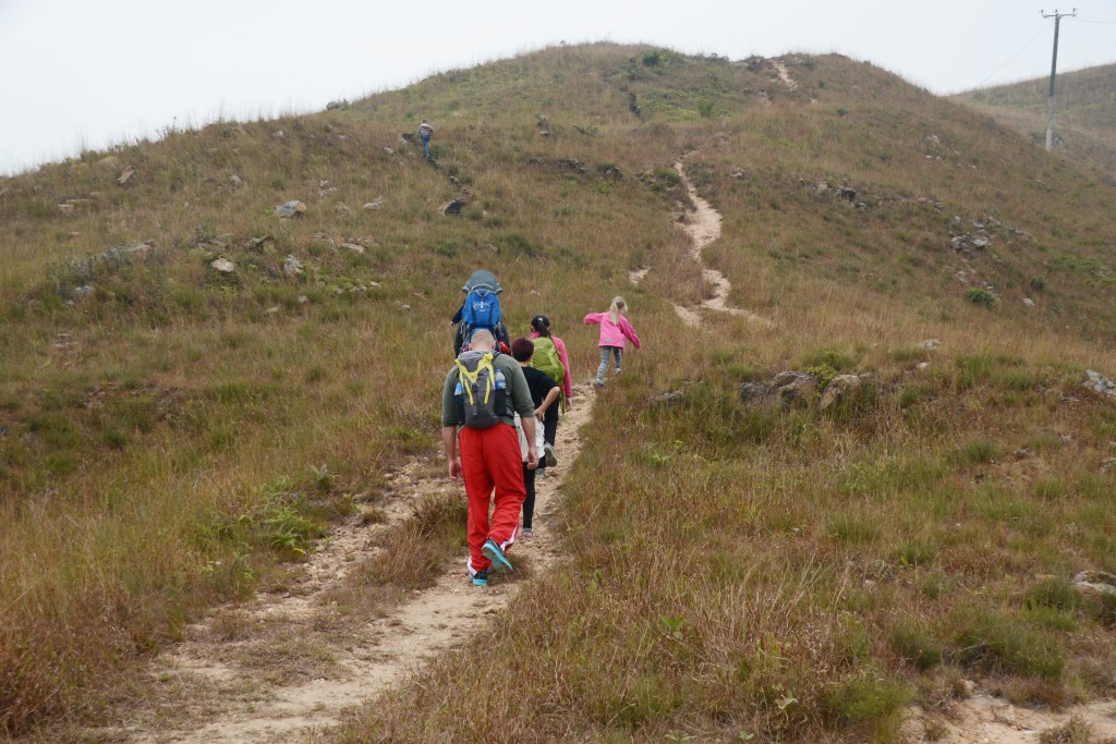 由于四面无遮无掩，风吹日晒雨淋下，山上泥土风化严重，上山落山都是既漫长又难以立足的泥坑路，应验「上山容易落山难」的俗语。（资料图片）